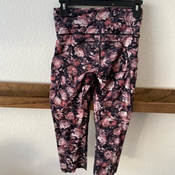 Lululemon‎ Crop II Nulux 19" Crop Pink Floral Print Leggings SZ 6 - Picture 2 of 6